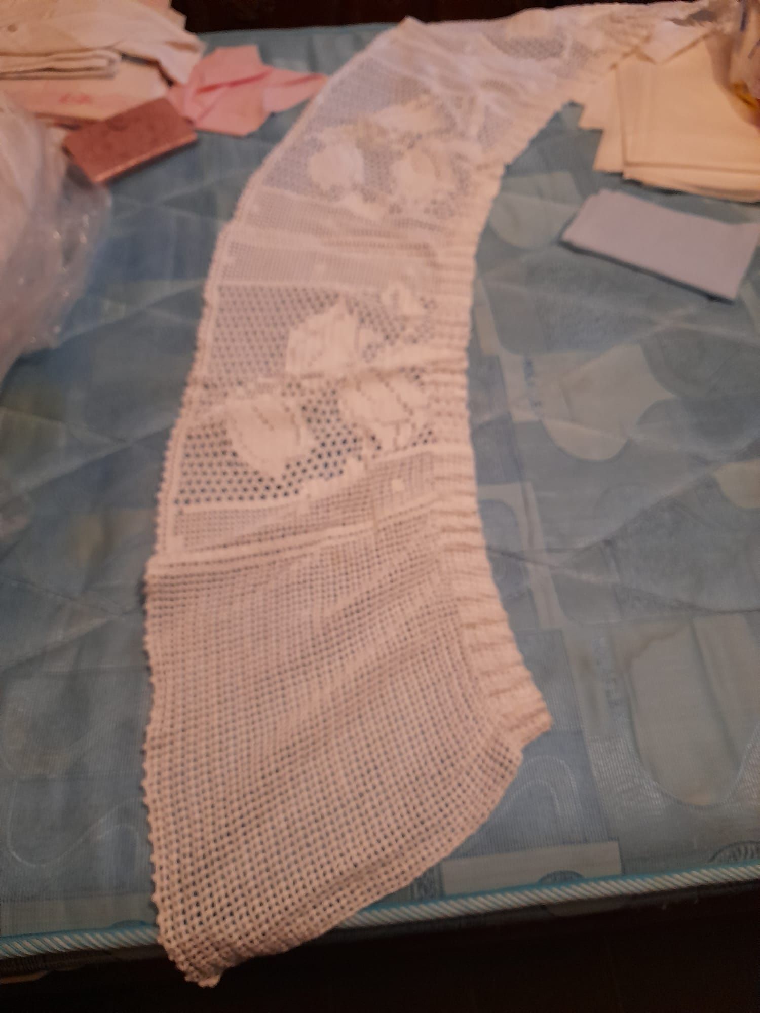Folho e laterais em renda de cortinado.