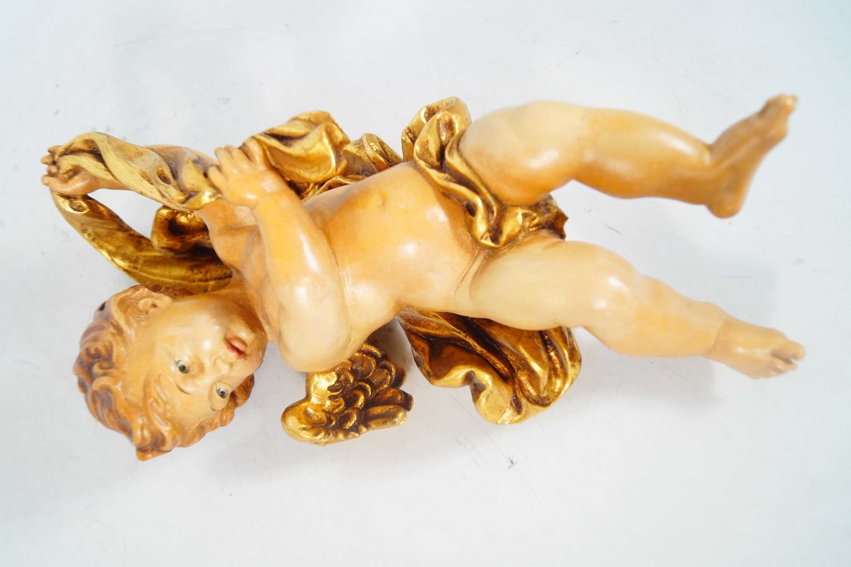 Rzeźba drewniana figura putto w polichromii