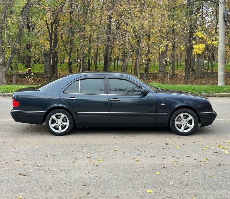 Mercedes-Benz E-Class W210