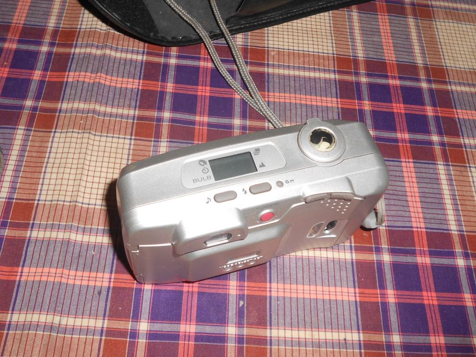 Duas maquinas fotograficas de rolo Samsung e Konica