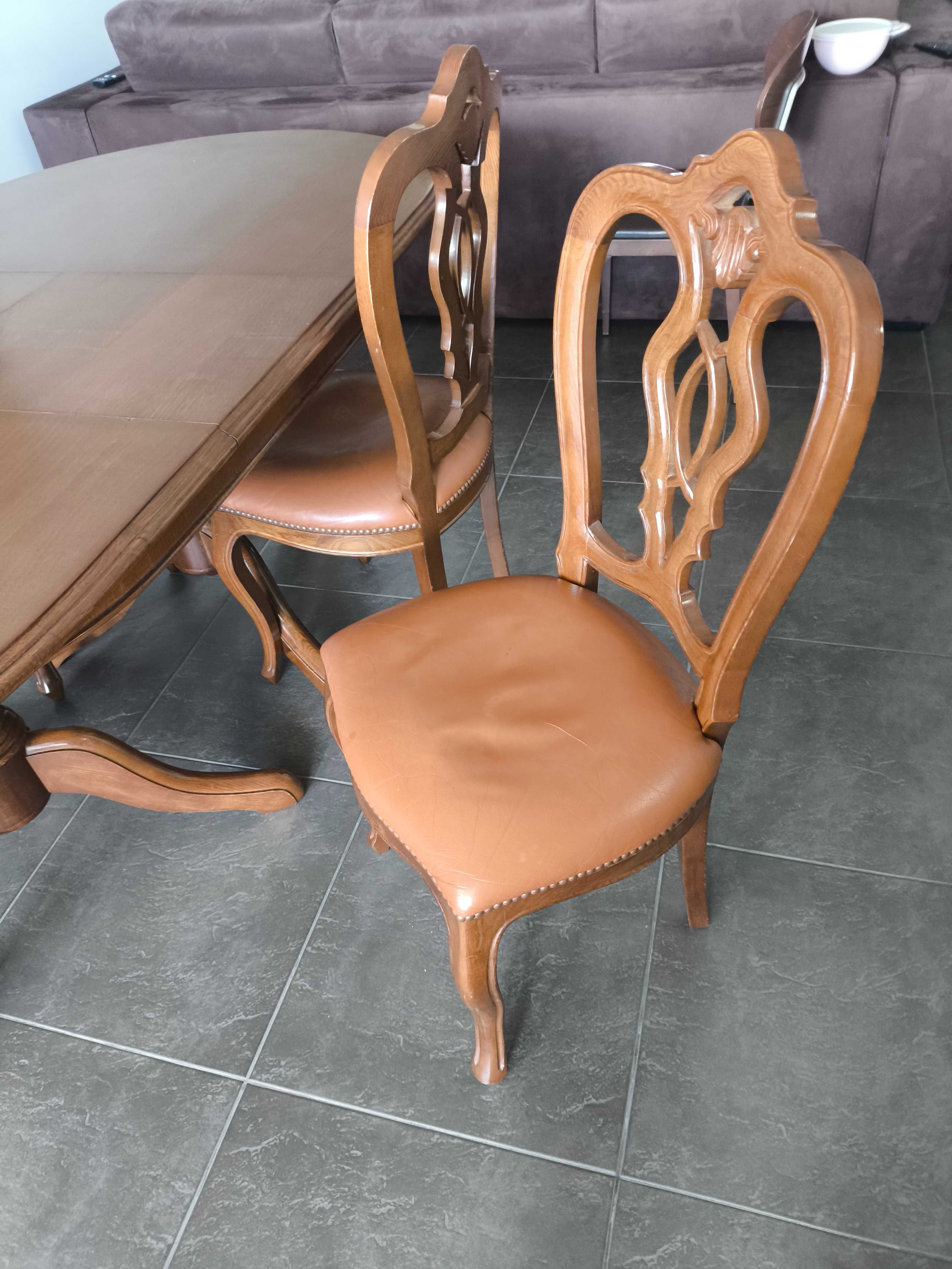 Mesa de jantar madeira com cadeiras