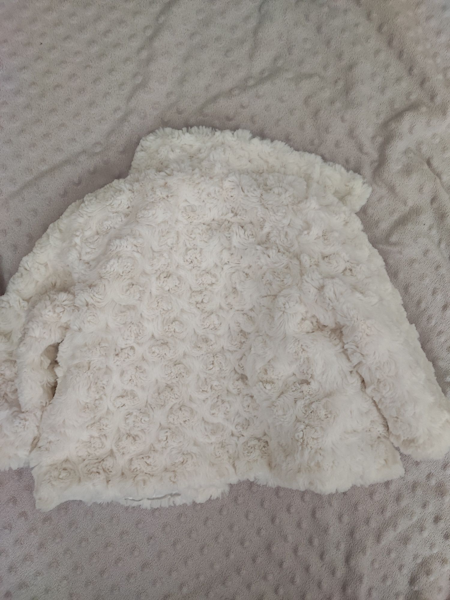 Białe futerko, idealne do chrztu, r. 80. Użyte raz.
