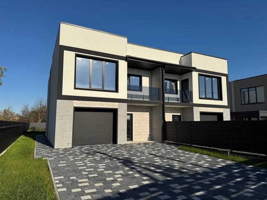 Сучасний дуплекс з великою ділянкою