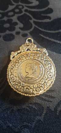 Medalha feita em forma de libra em prata com banho de ouro