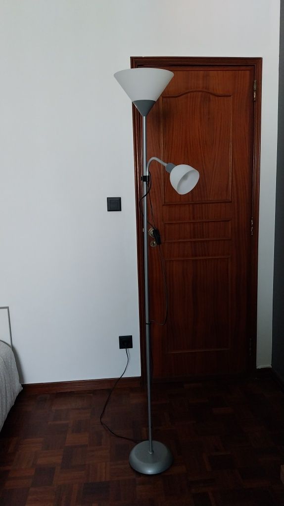 Candeeiro de pé com lâmpada de leitura (sem lâmpada)