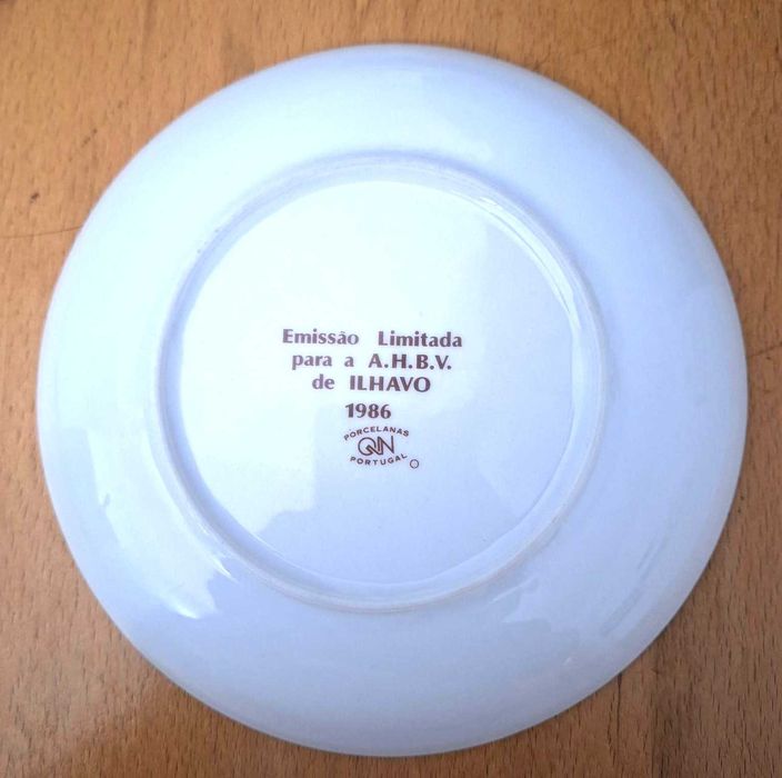 Prato decorativo em porcelana Quinta Nova, cena de pesca