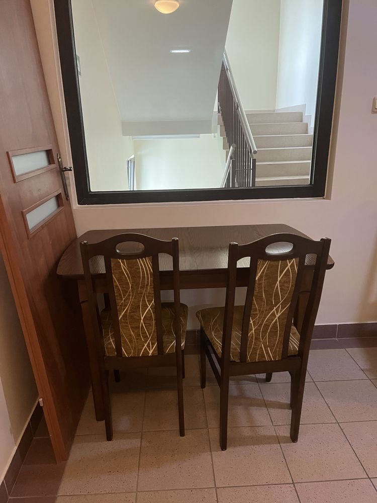 Stół z krzesłami drzwi