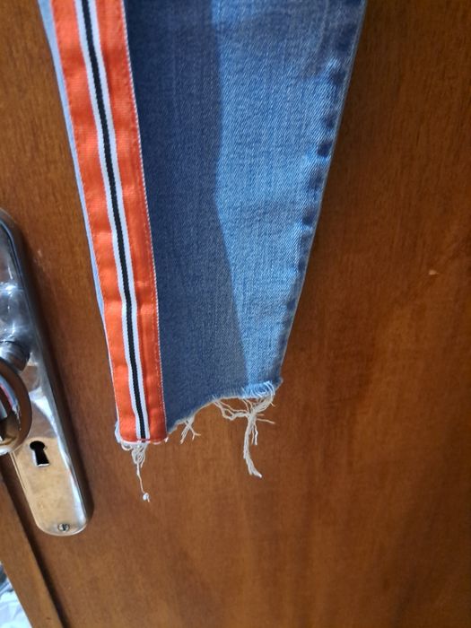 Calças ganga com risca