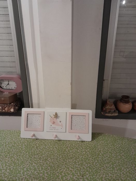 Vendo Moldura e Cabide KASA muito bonita como nova