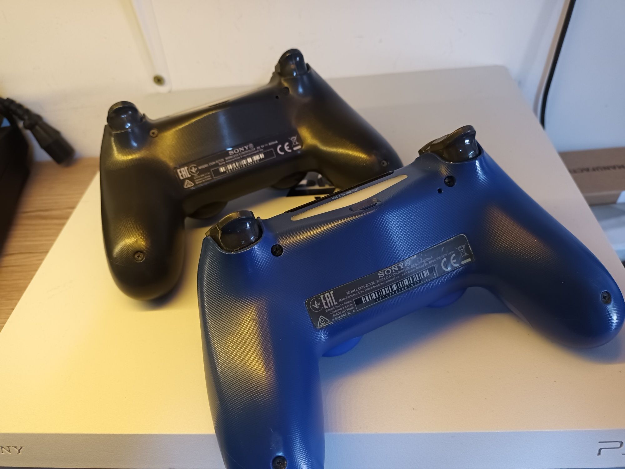 PS4 Pro 1TB biała Konsola PS4 Pro 2x pad