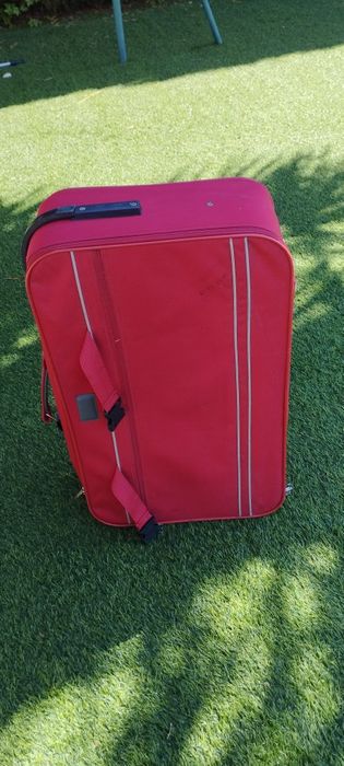 Mala de viagem .  Vermelha . Com marcas de uso