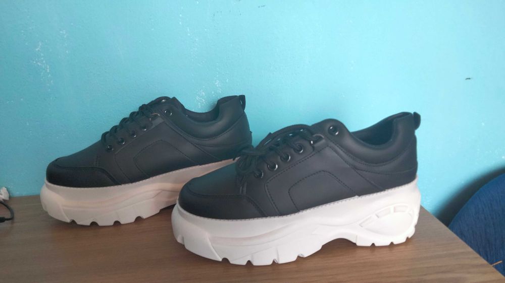 Nowe oryginalne czarne adidasy na platformie r 38