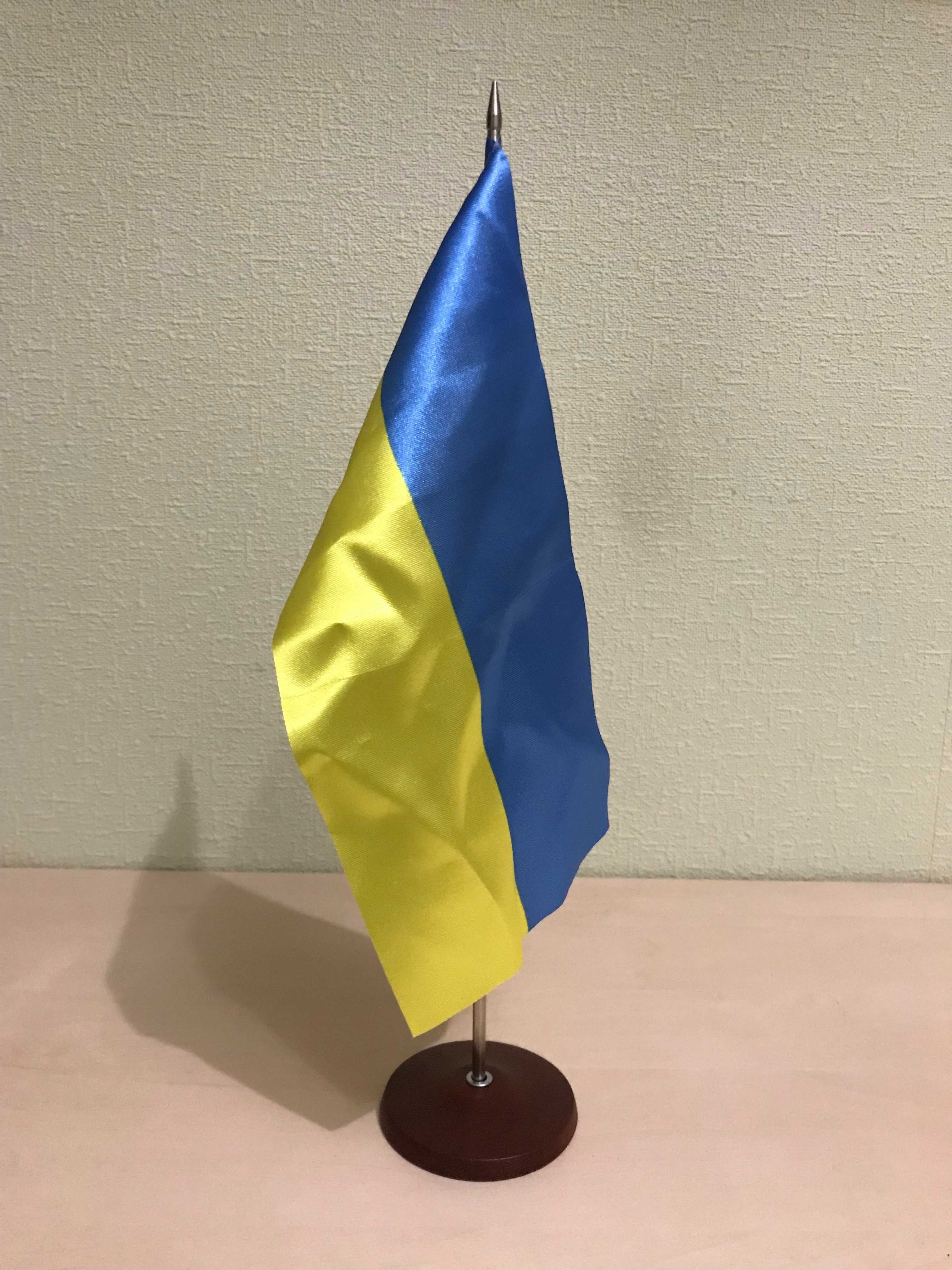 Настільний прапор України та інші країни з дерев'яним утримувачем