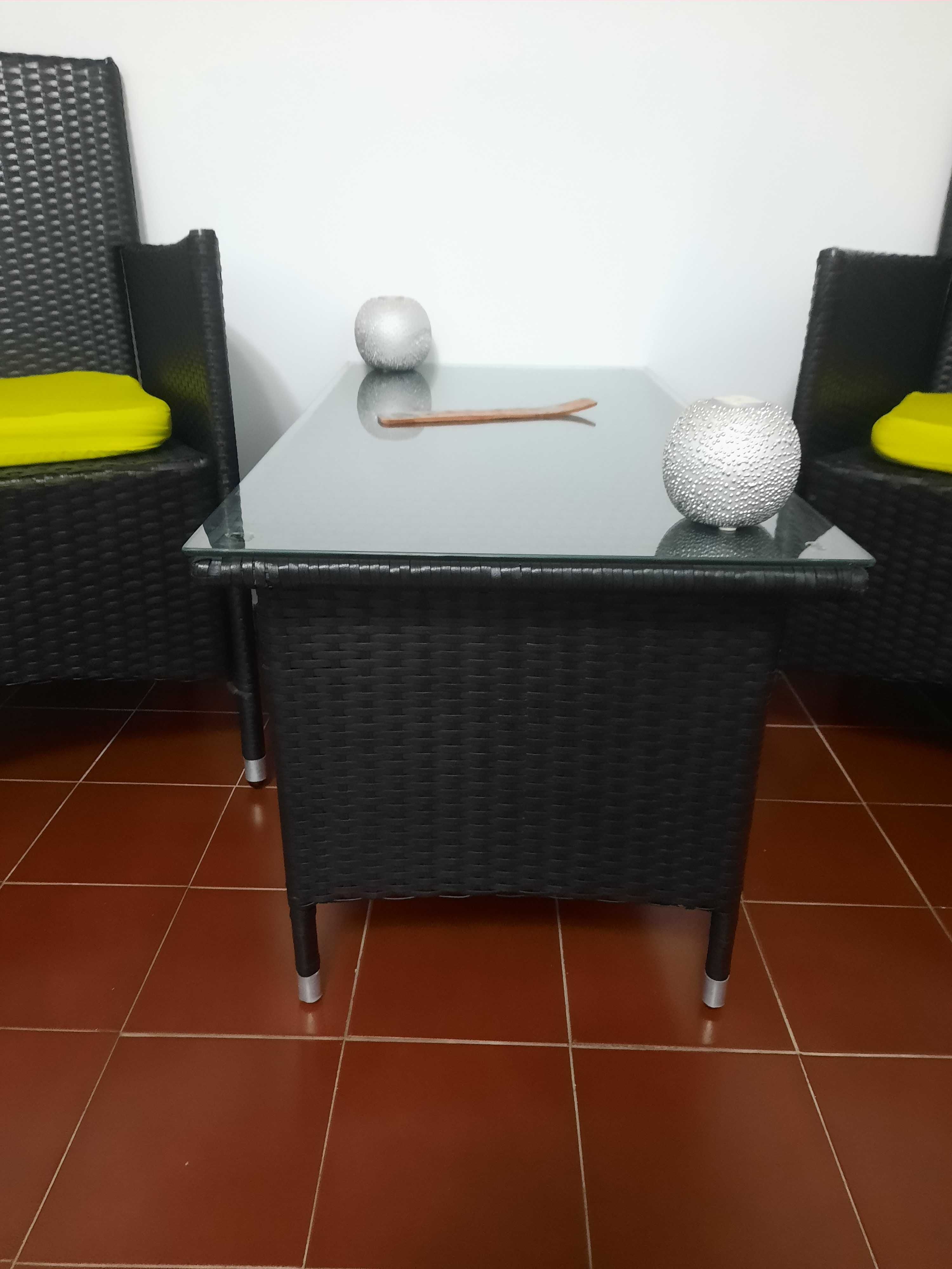 Mesa de verga com tampo de vidro