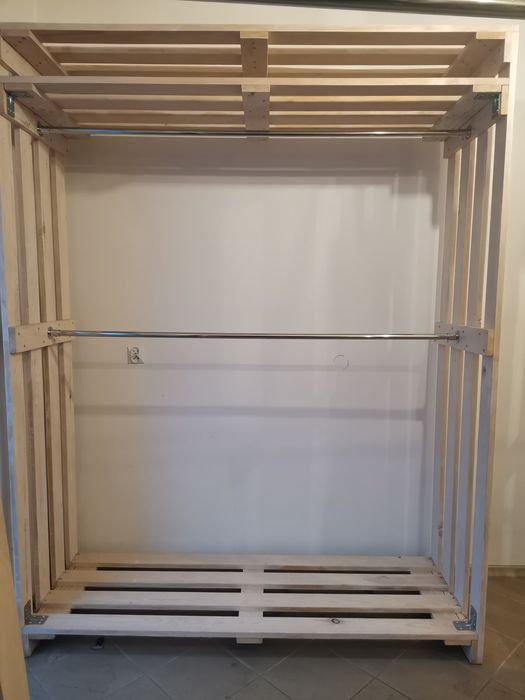 Szafa z desek drewnianych