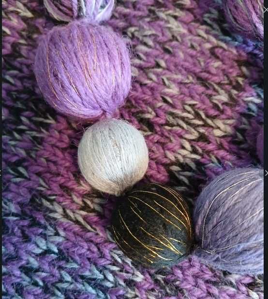 Komplet wełniany golf bezrękawnik + korale kolczyki z tej samej wełny