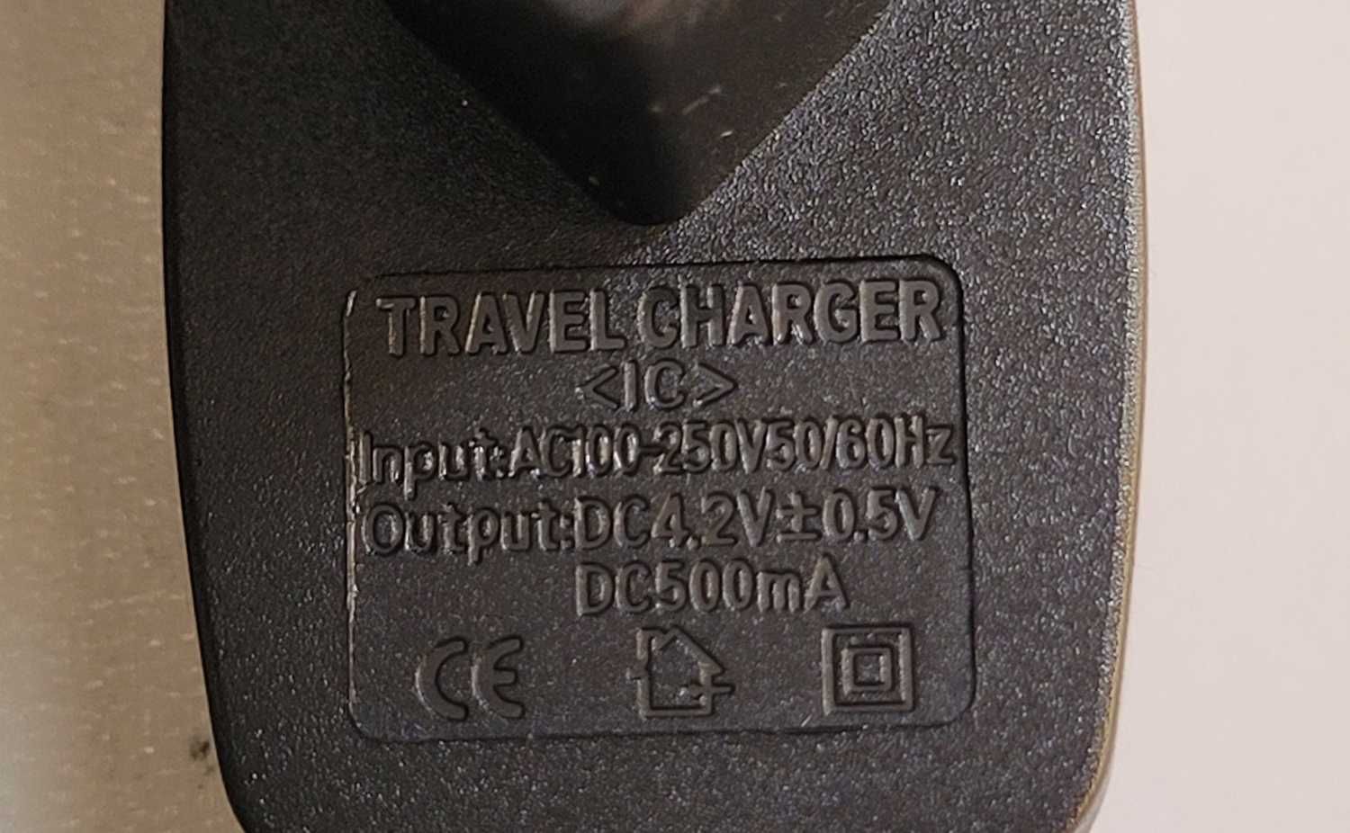 Адаптер  TRAVEL CHARGER  DC 4.2V 500mA