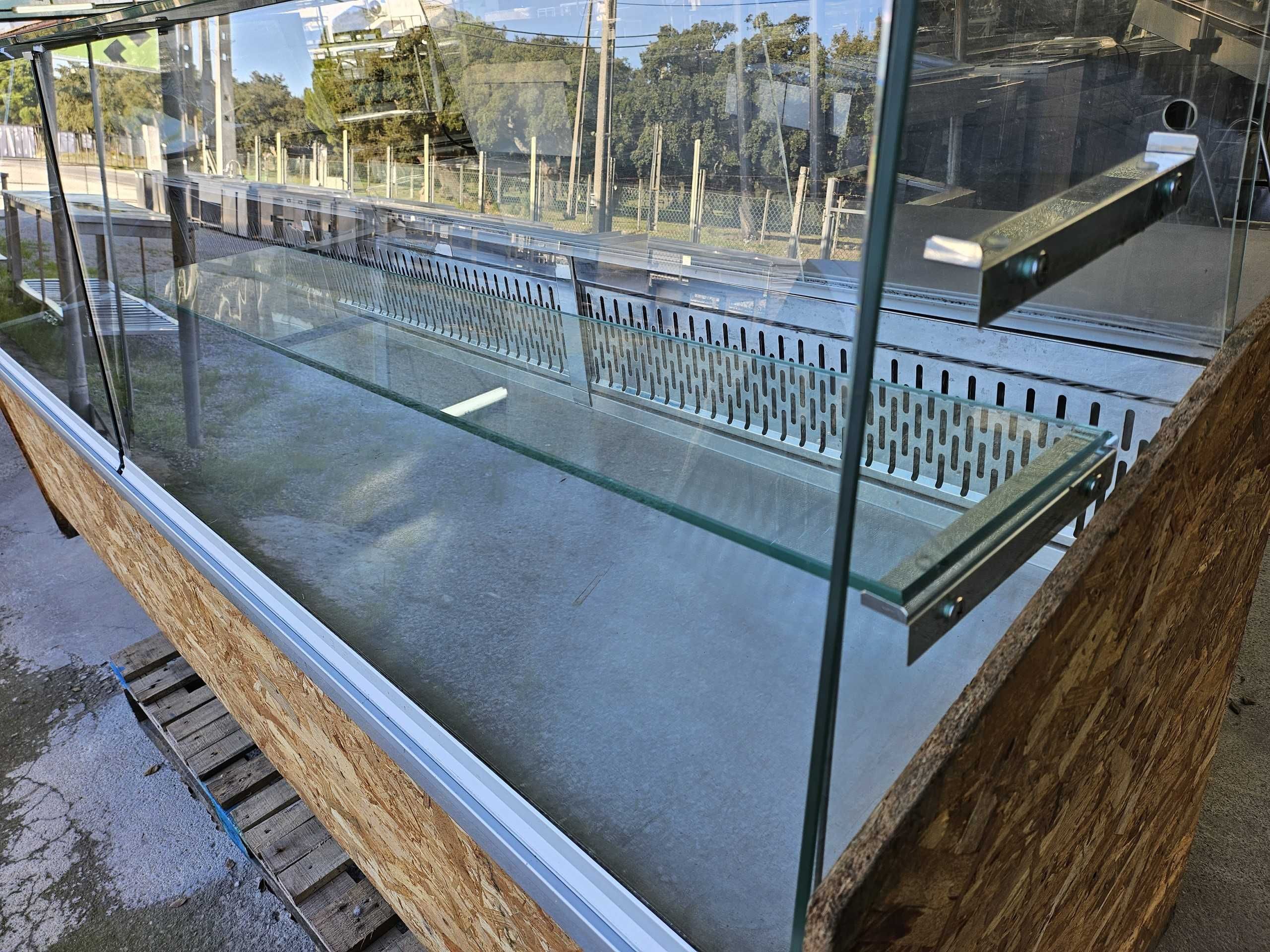 Vitrine neutra para pão e bolos