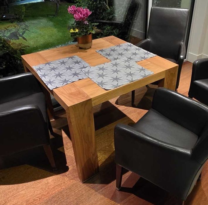 Stół, naturalny fornir, orzech amerykański, 100 x 100 cm