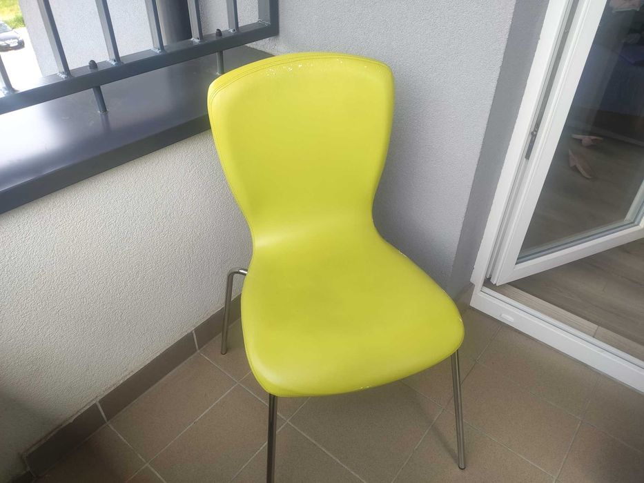 Krzesło wygodne i zadbane. stabilnie stoi