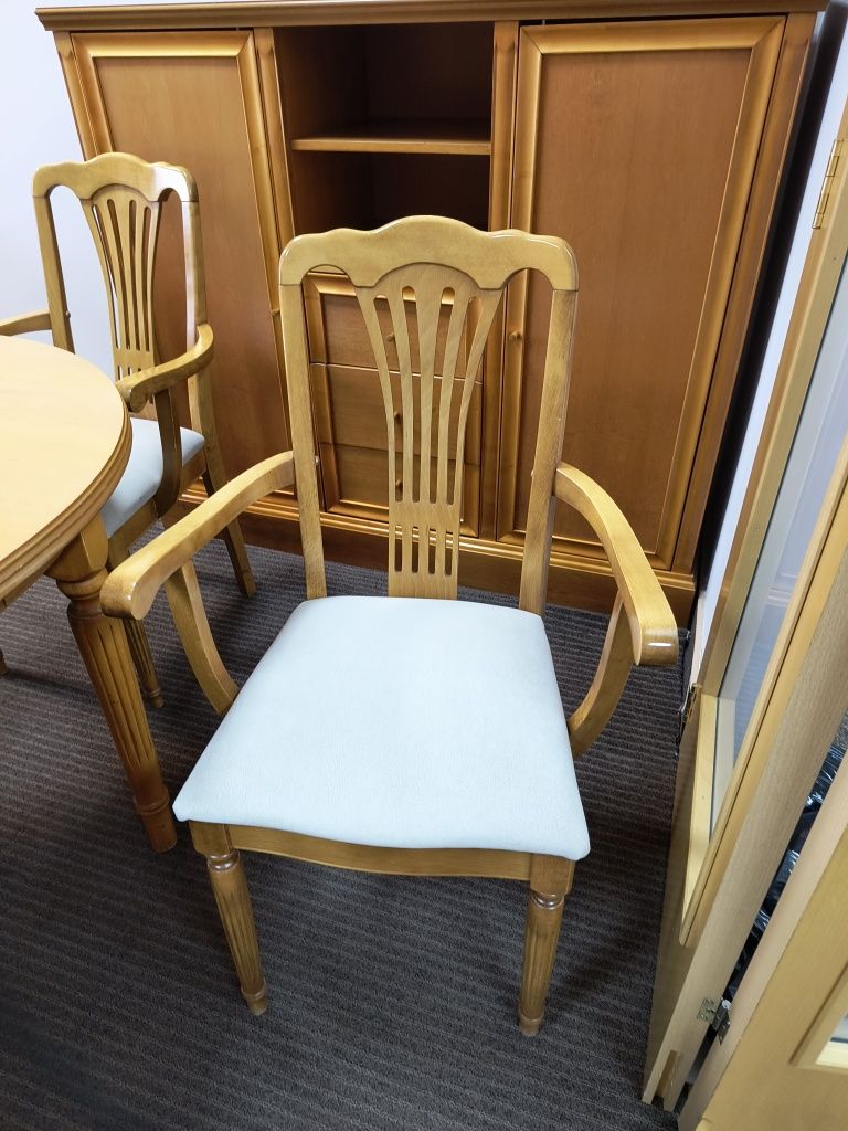 Solidny stół drewniany z krzesłami zestaw