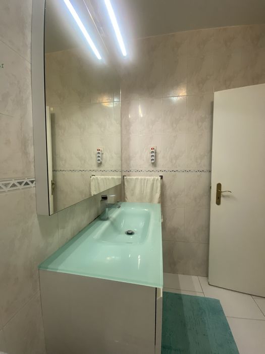 Móvel , espelho, torneiras , sanita e bidé wc