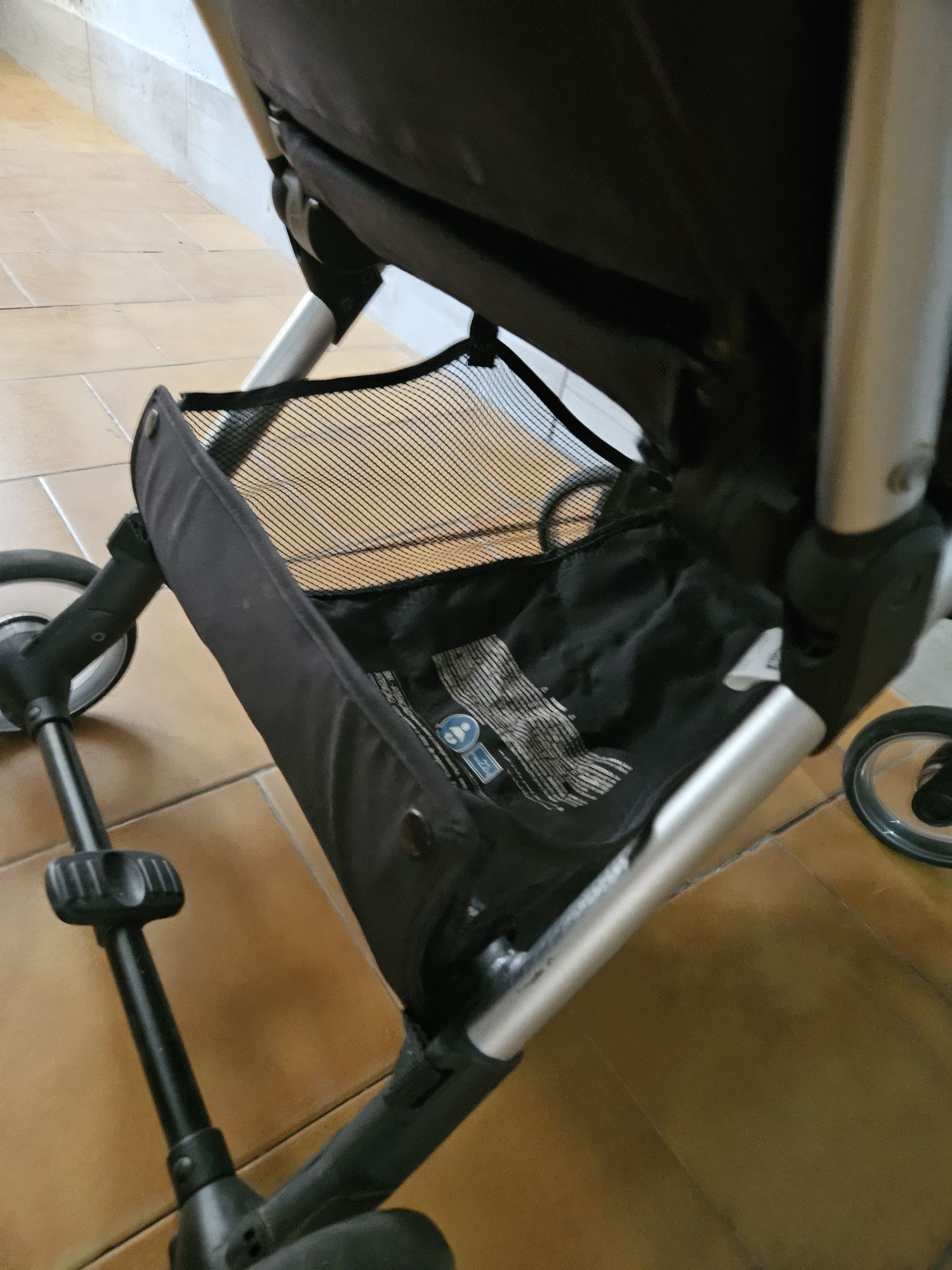 Carrinho de bebe goody chico  em bom estado precisa de uma limpeza ape