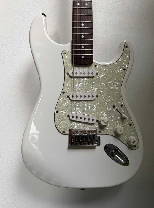 Squier FSR Affinity Series Stratocaster White Pearloid