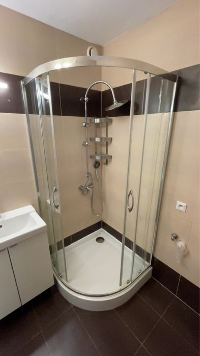 Kabina prysznicowa z brodziniem, bateria i deszczownica.