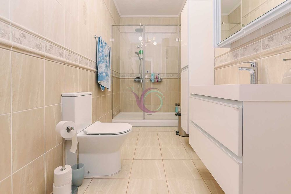 3-х поверховий будинок з ремонтом та власним подвір’ям в с. Крихівці