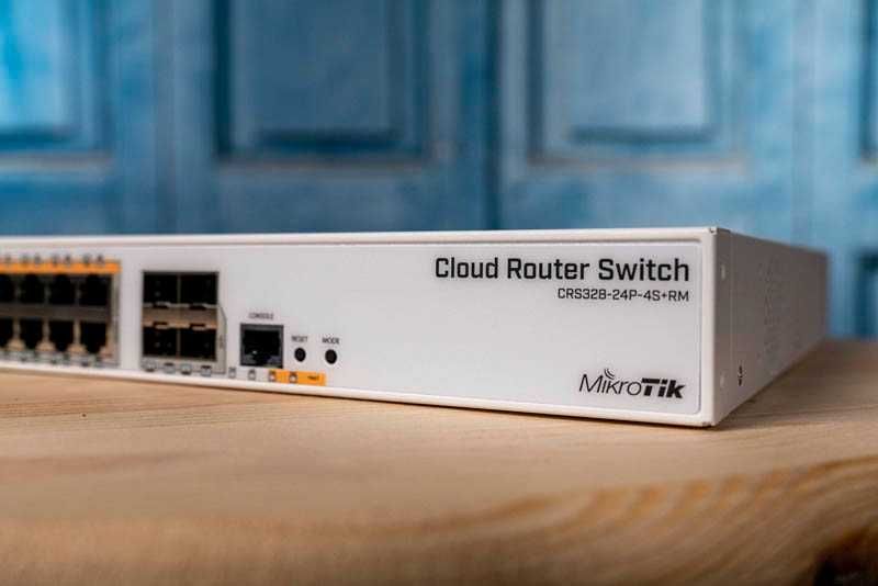 Комутатор MikroTik CRS328-24P-4S+RM (24x 1G Ethernet, 4x SFP+, POE+)