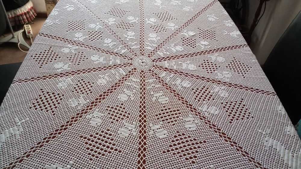 Toalha de mesa em crochet branco