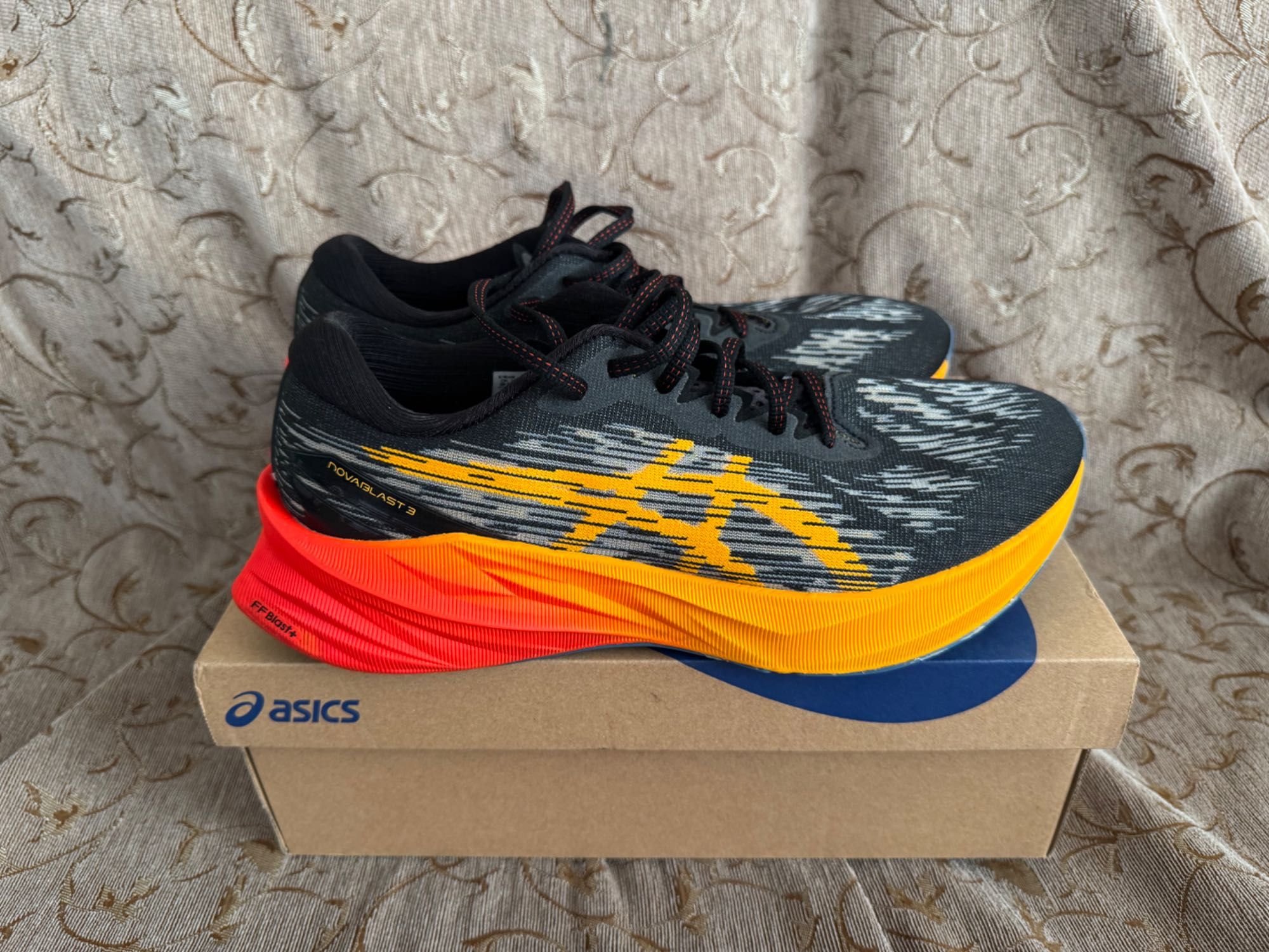 Кросівки asics Novablast 3 28 см