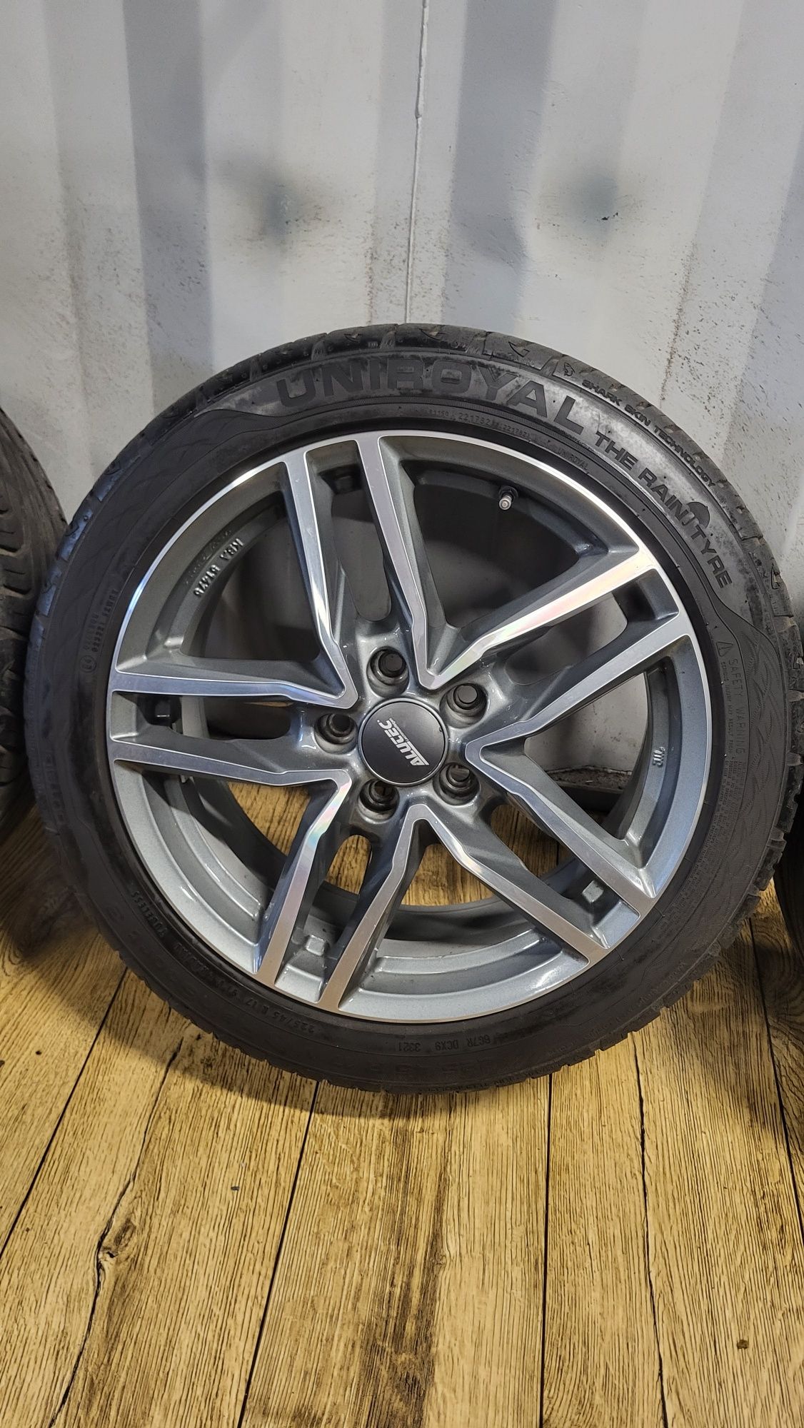Felgi ALUTEC 17" 5x112 z oponami 225/45 R17 Seat Leon Vw Skoda Audi