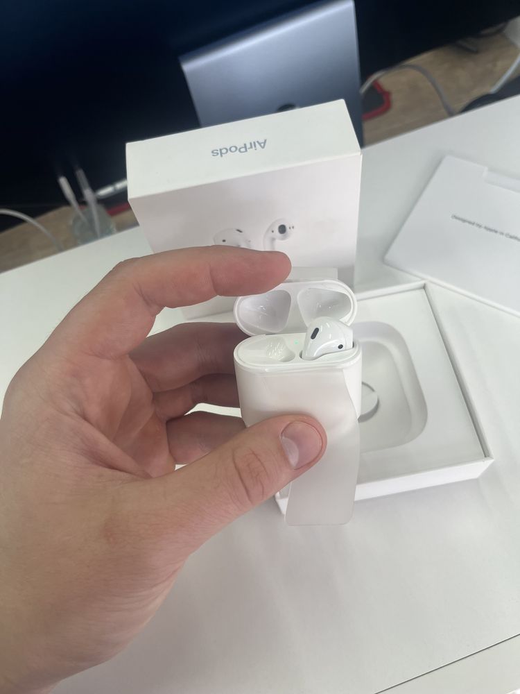 Apple Airpods (кейс і навушник R)