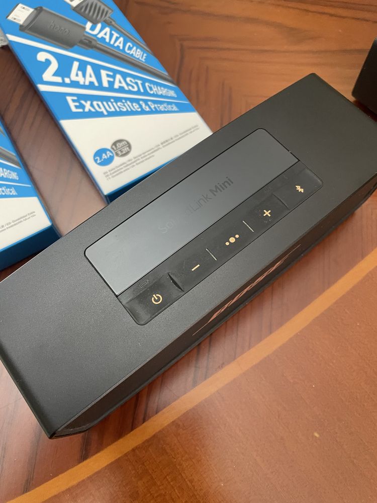 Bose soundlink mini ser 2., 2 ( две шт) 2. Зарядных блока, 2 провода