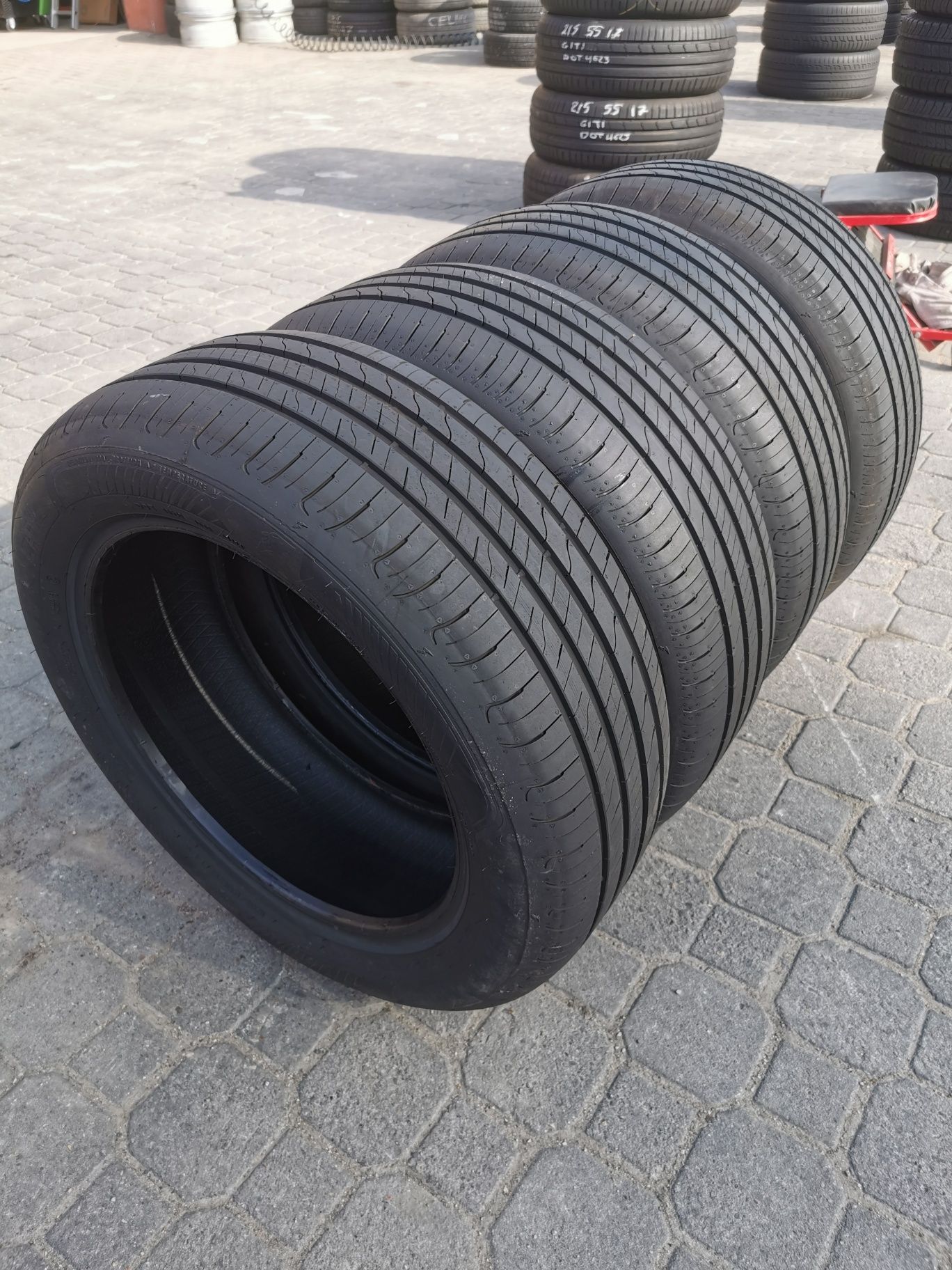 Komplet opon 215/55r17 98W Goodyear EfficientGrip Performance 2