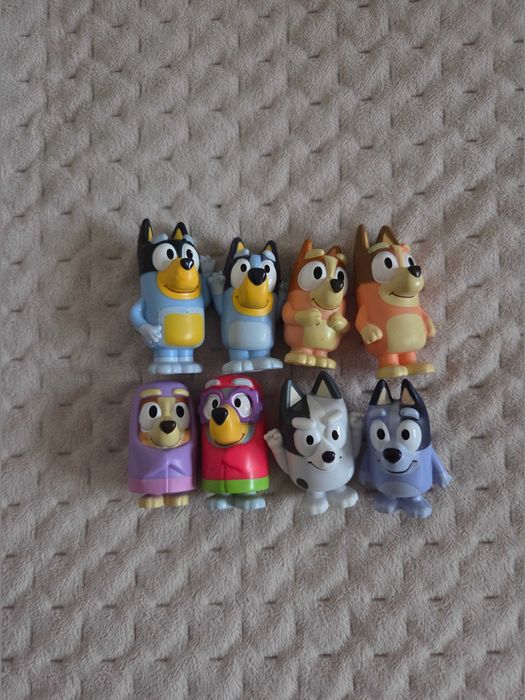 Zestaw mini figurek Bluey i Bingo.