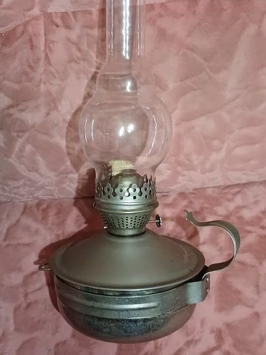 Лампы керосиновые, одна комплект со стеклом, 1 без стекла