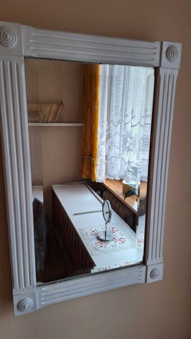 Śliczne lustro kryształowe frezowane w drewnianej ramie