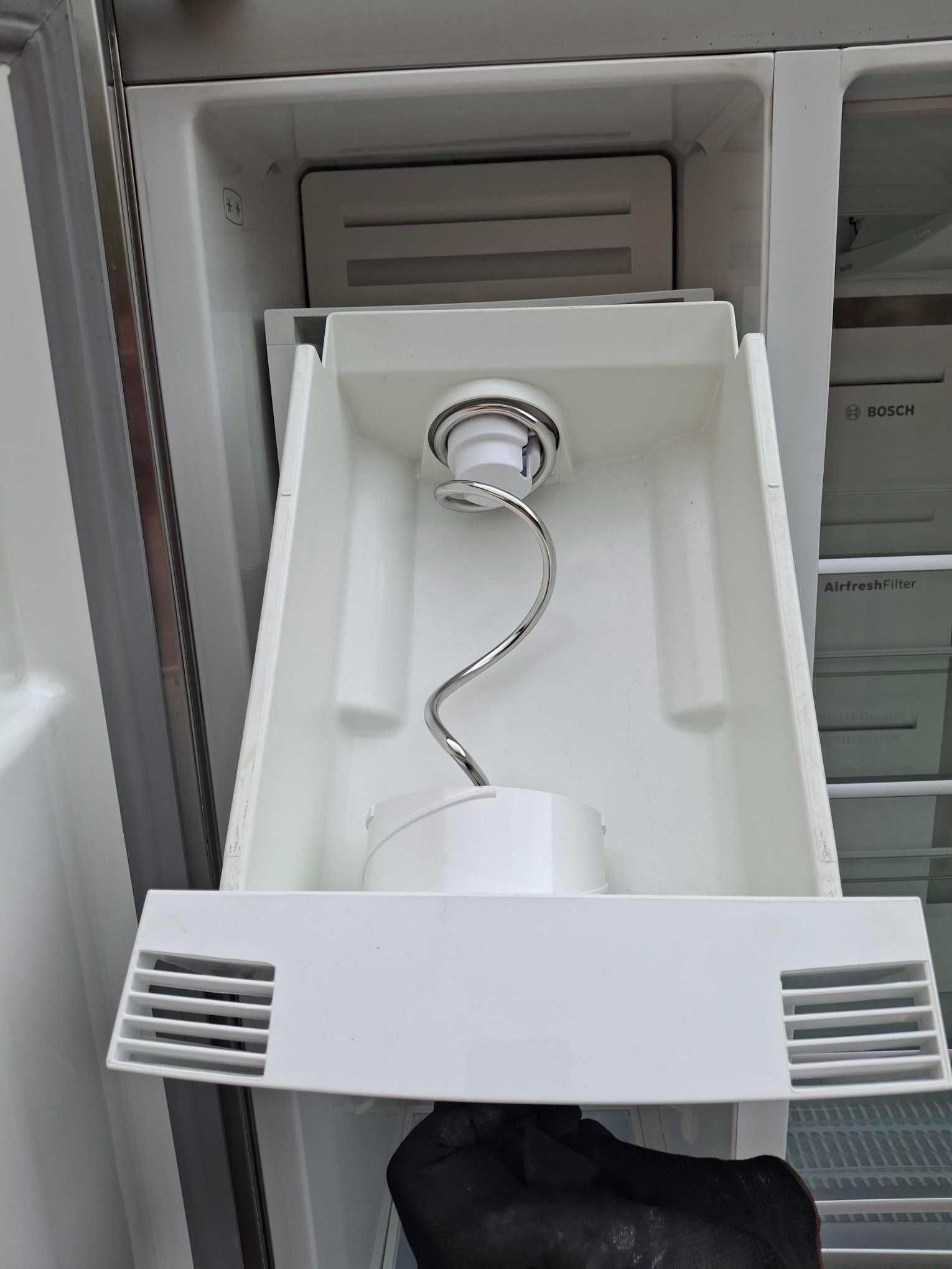 Lodówka Bosch KAD 62P91, Uszkodzona Kostkarka oraz dozownik.