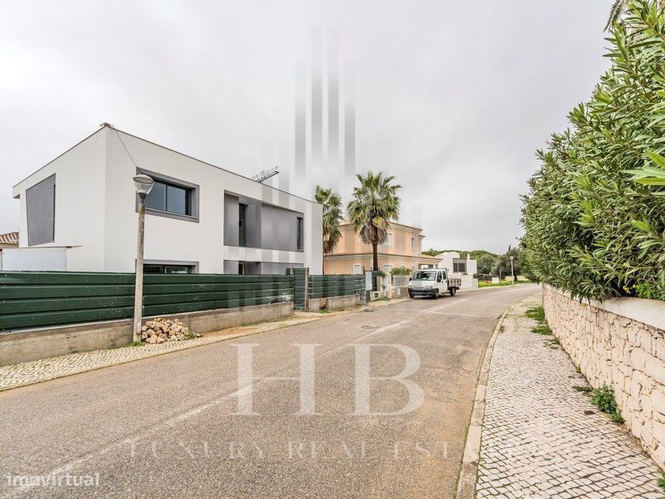 Moradia T4 com Piscina e Jardim | Loulé | Faro