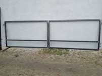 Brama dwuskrzydłowa 500 cm x 150 cm z słupkami w stanie surowym .