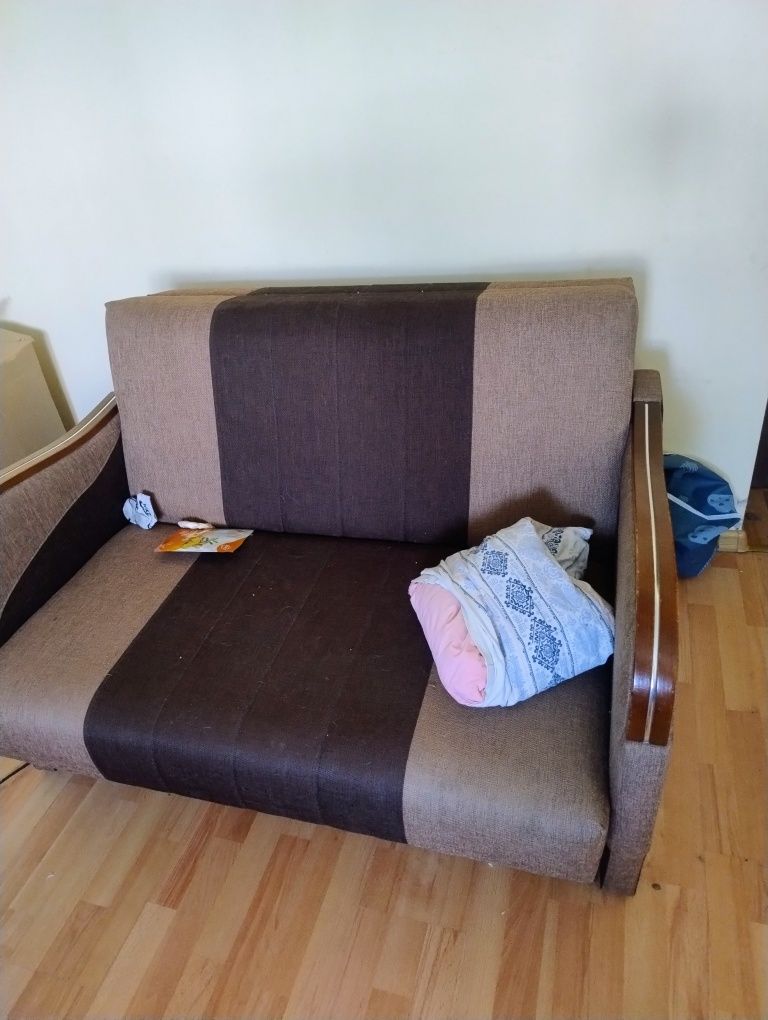 Sofa dwuosobowa .