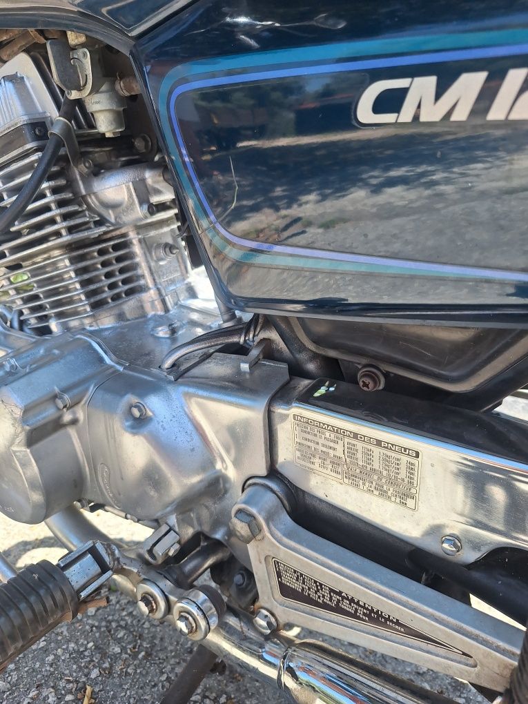 Honda CM 125 muito bem estimada