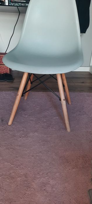 Cadeira cinza com pés em madeira