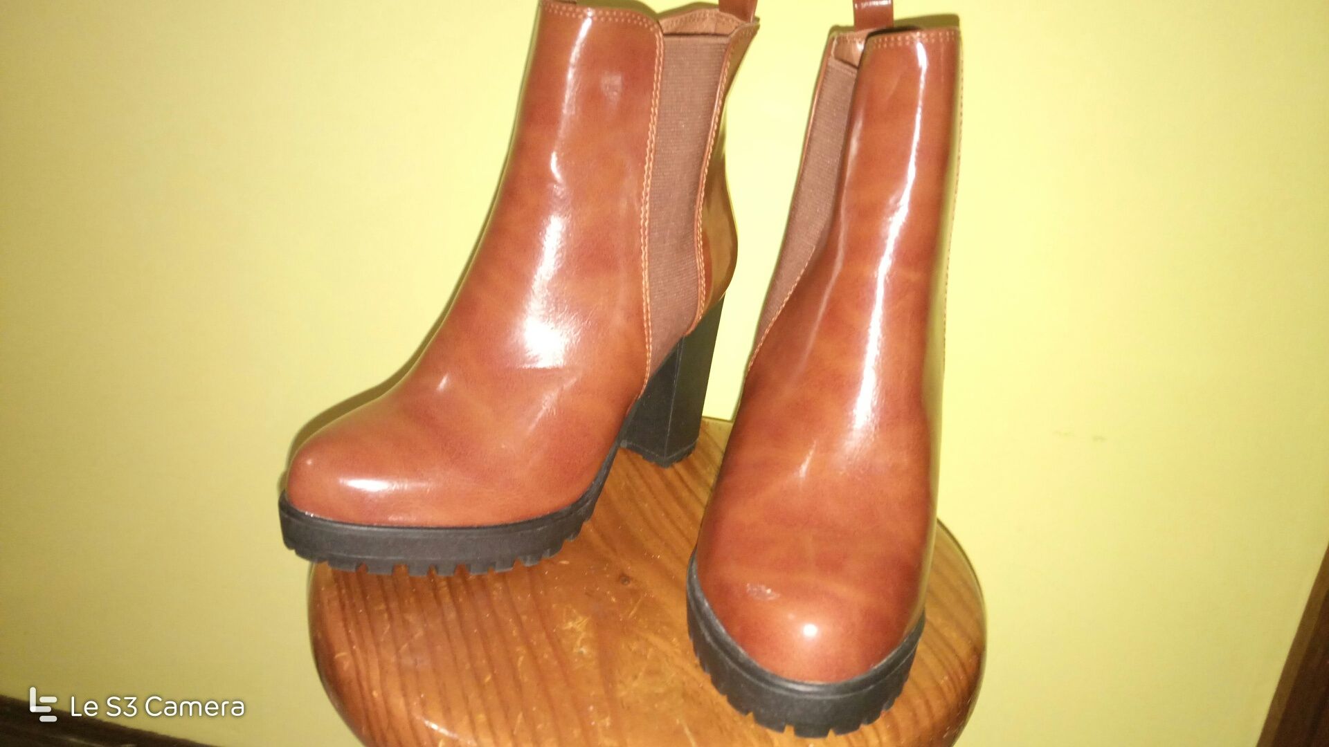 Botins camel, salto alto, novos, marca SMF.