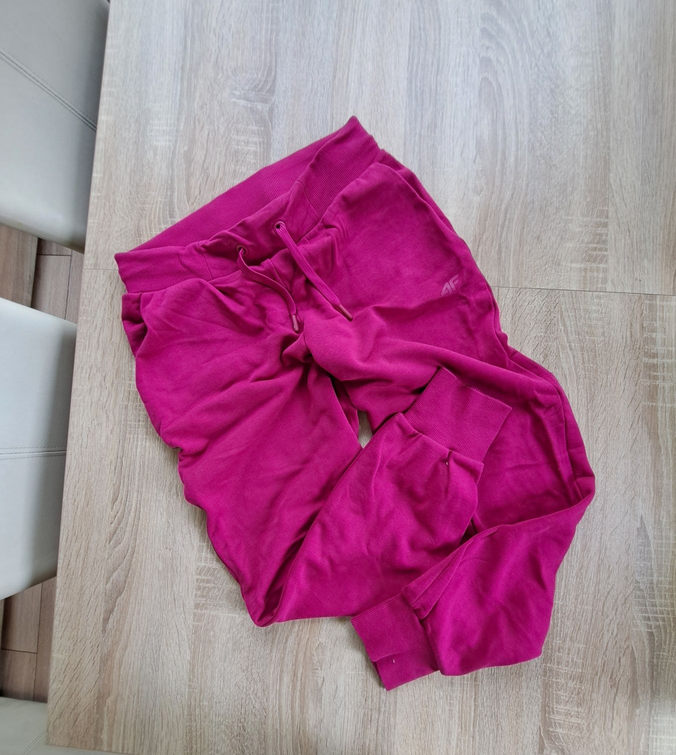 Różowe spodnie dresowe joggery damskie 4F nogawki ze ściągaczem S 36
