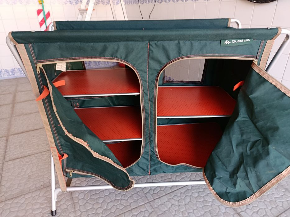 Mesa de cozinha desmontável e fogão de 2 bicos.