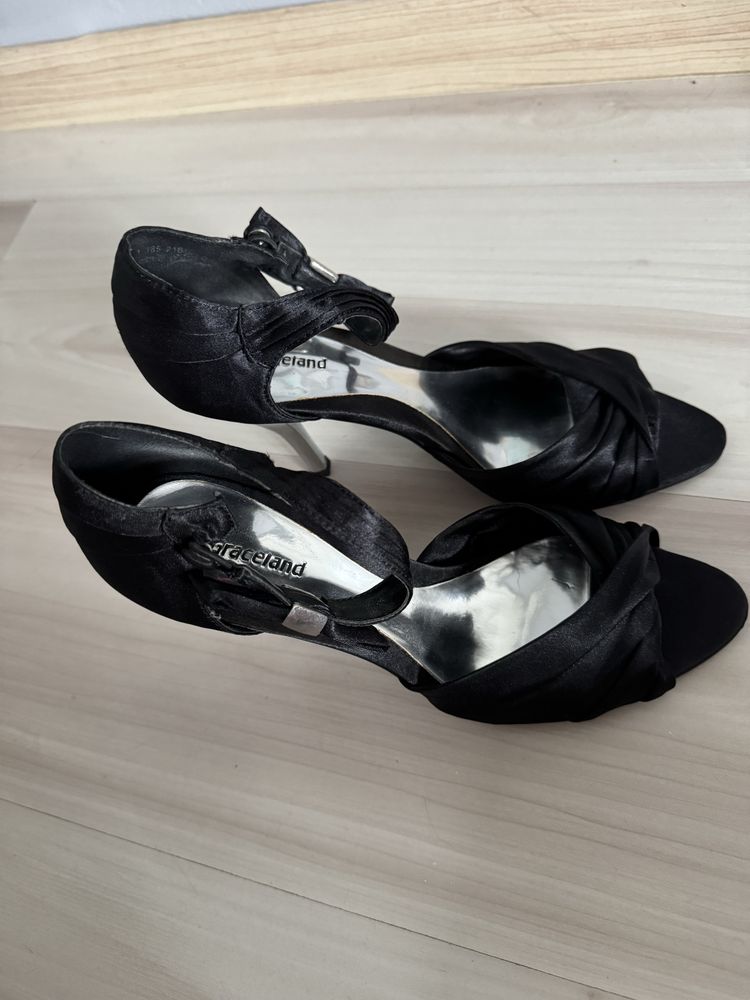 Buty na obcasie.